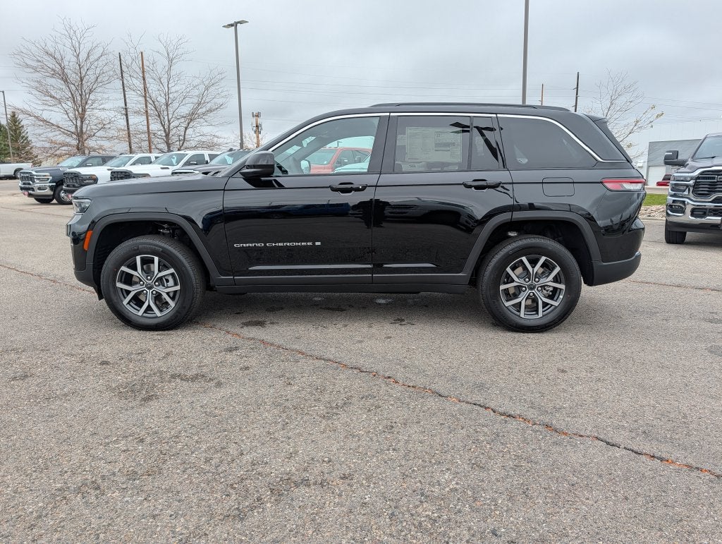 2027 Jeep Grand Cherokee LAREDO X 4X4