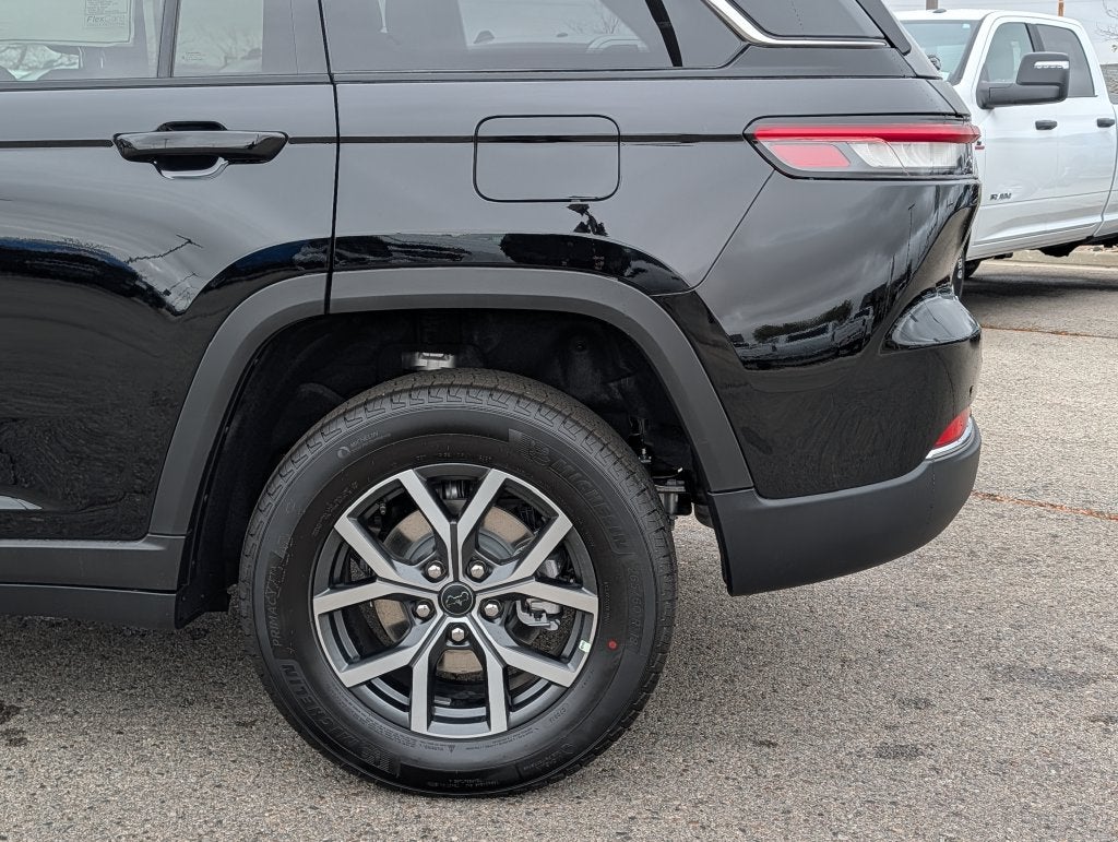 2027 Jeep Grand Cherokee LAREDO X 4X4