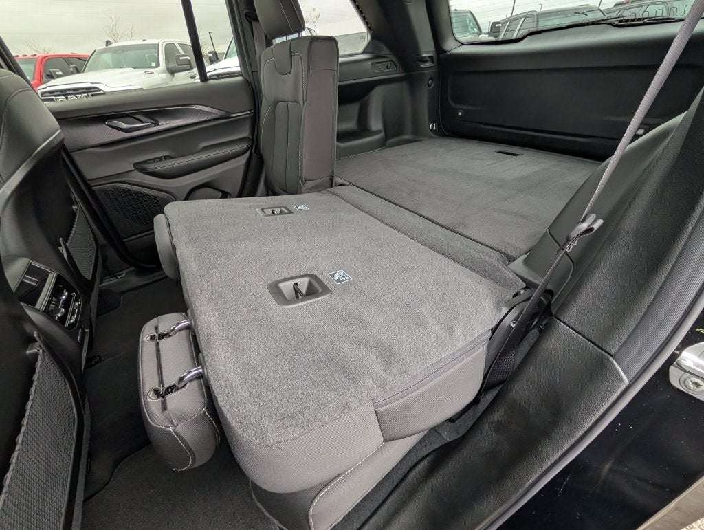 2027 Jeep Grand Cherokee LAREDO X 4X4