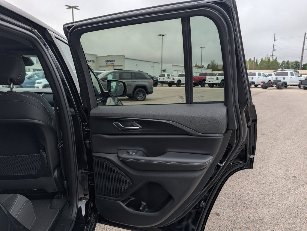 2027 Jeep Grand Cherokee LAREDO X 4X4