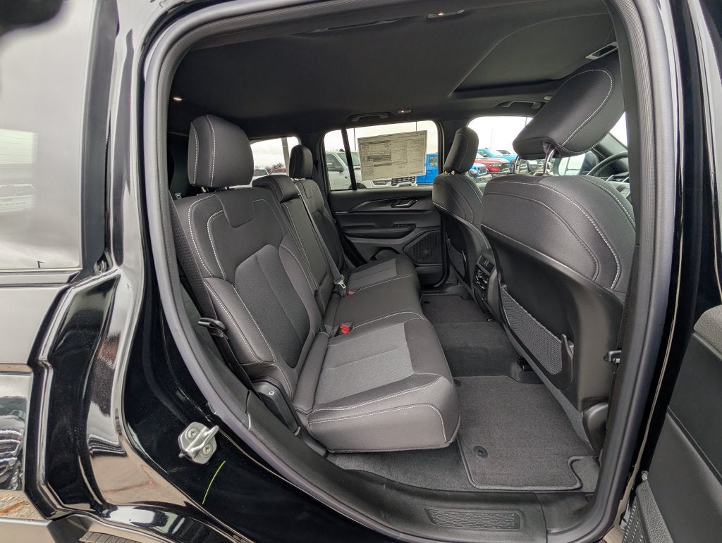 2027 Jeep Grand Cherokee LAREDO X 4X4