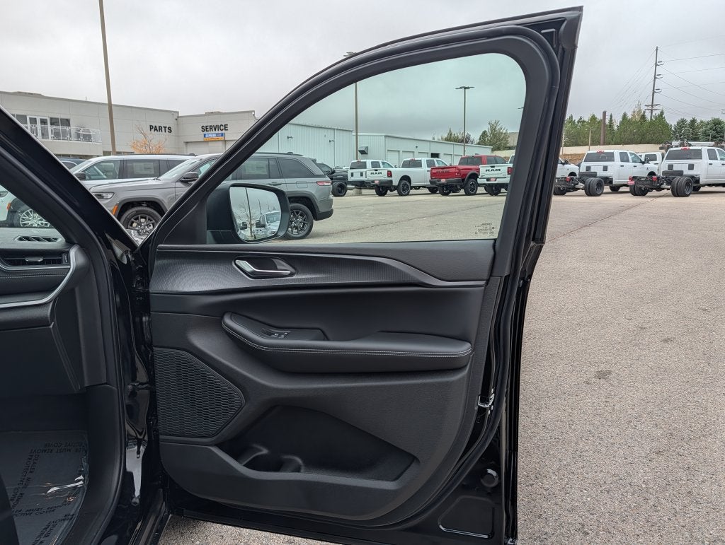 2027 Jeep Grand Cherokee LAREDO X 4X4