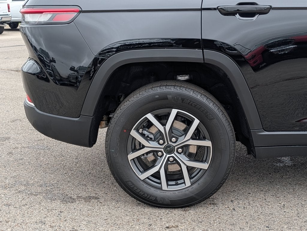 2027 Jeep Grand Cherokee LAREDO X 4X4