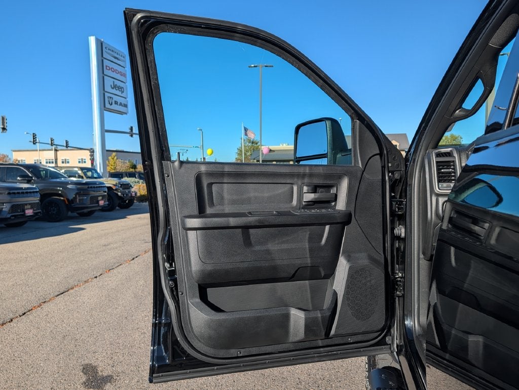 2027 RAM 2500 RAM 2500 TRADESMAN CREW CAB 4X4 6'4' BOX