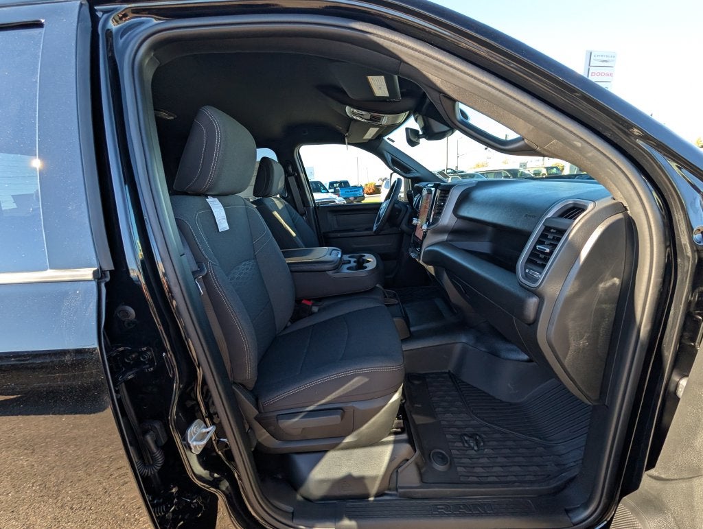 2027 RAM 2500 RAM 2500 TRADESMAN CREW CAB 4X4 6'4' BOX