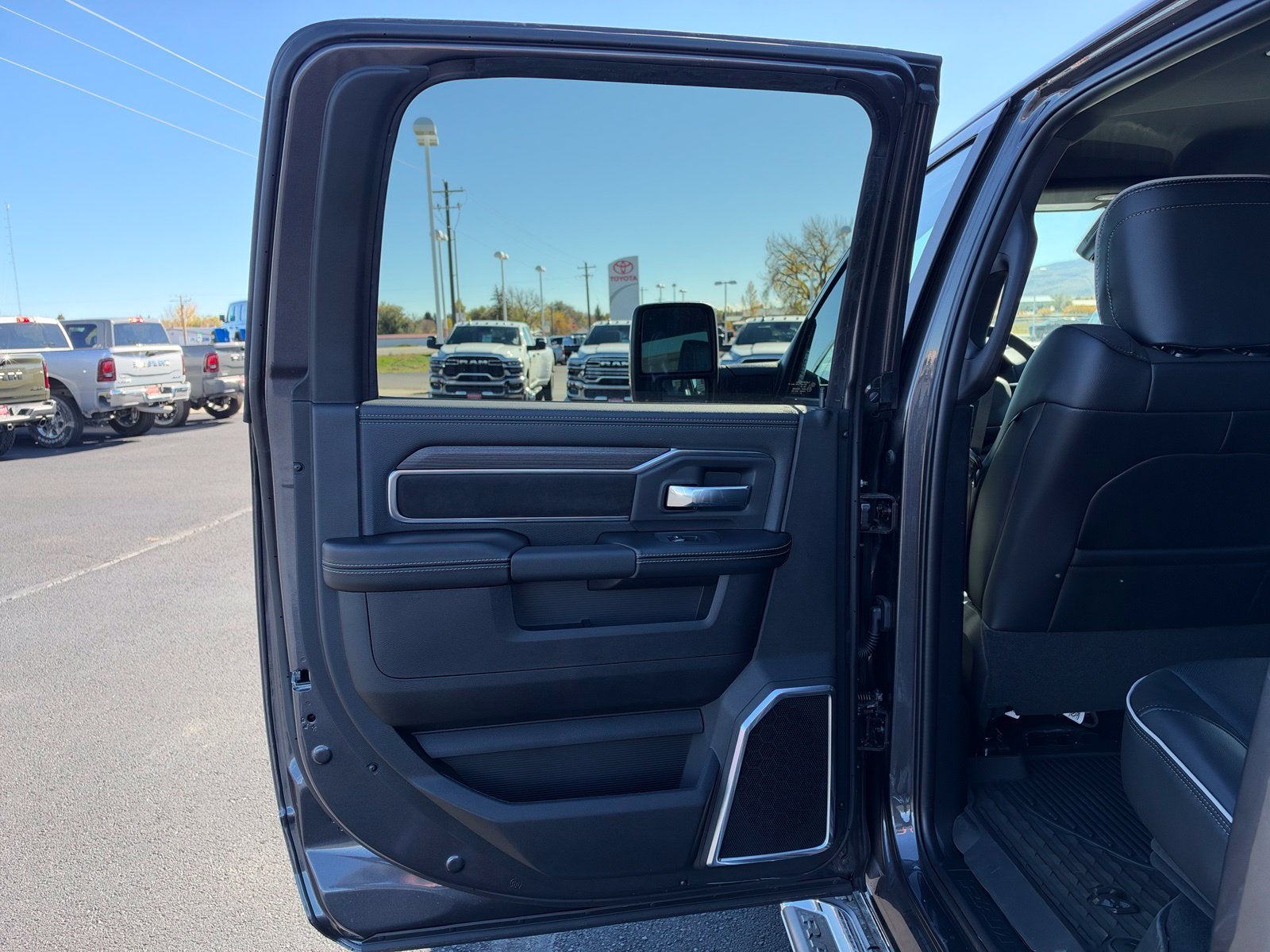 2027 RAM 3500 RAM 3500 LARAMIE CREW CAB 4X4 8' BOX